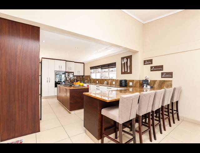5 BEDROOM HOUSE FOR SALE IN GLENWOOD